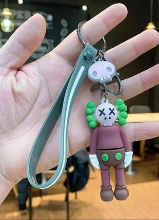 Стильный брелок калс kaws