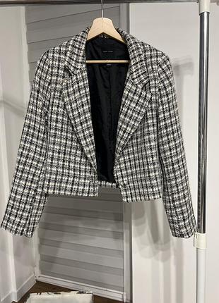 Стильний вкорочений твідовий жакет від бренду new look