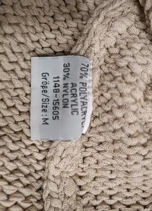 Бежевий в'язаний джемпер з круглим вирізом горловини та довгими рукавами. 4