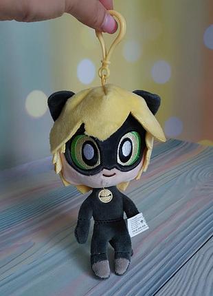 Мягкая игрушка-брелок в виде супер-кота (кот нуар) в стиле chibi из мультсериала «леди баг и супер-кот»