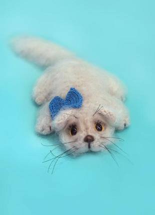 Котик лежачий спицами 2
