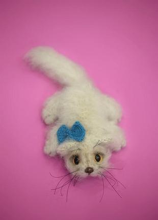 Котик лежачий спицами 4