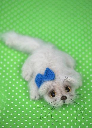 Котик лежачий спицами