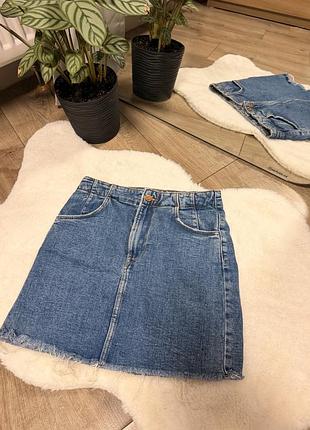 Джинсова спідниця з рваними краями bershka s
