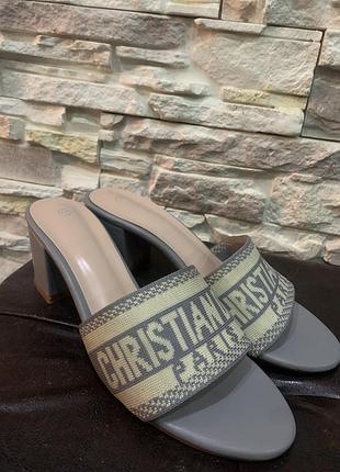 Шлепанці cristian dior на каблуку  40-41 розмір сірі
