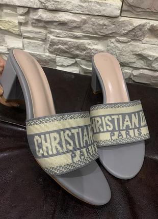 Шлепанці cristian dior на каблуку  40-41 розмір сірі