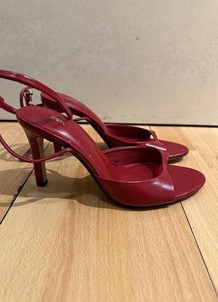 Босоніжки zara нові