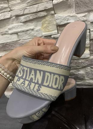 Шлепанці cristian dior на каблуку  40-41 розмір сірі
