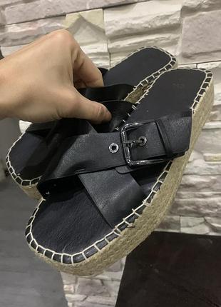 Шлепанці соломʼяні шкіряні 40-41 розмір чорні c&a