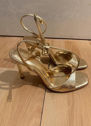 Zara босоніжки нові