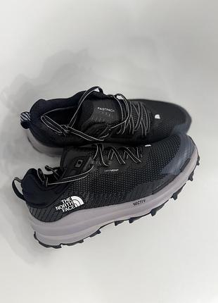 Водонепроникні чоловічі кросівки від бренду the north face