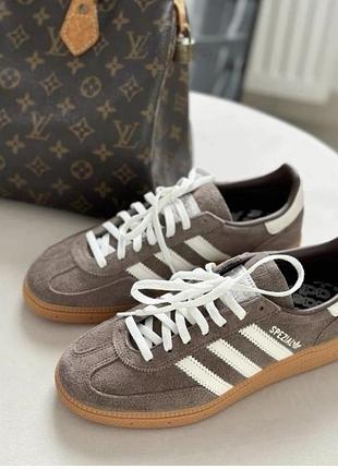 Жіночі замшеві кеди adidas handball spezial у кольорі earth strata розмір 37/36 (коричневий із білими смужками та гумовою підошвою)