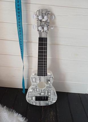 Детская игрушечная укулеле маленькая гитара