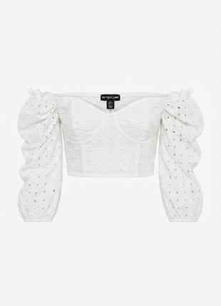 Белый кружевной кроп-топ prettylittlething с открытыми плечами и объемными рукавами, размер xs / uk 6