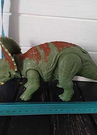 Озвученный динозавр трицератопс jurassic world roar strikers triceratops от mattel