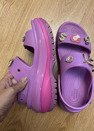 Яскраві crocs з прикрасами