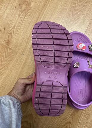 Яскраві crocs з прикрасами 5