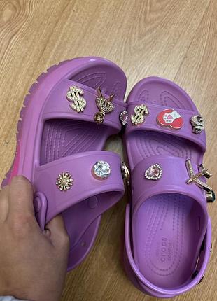 Яскраві crocs з прикрасами 2