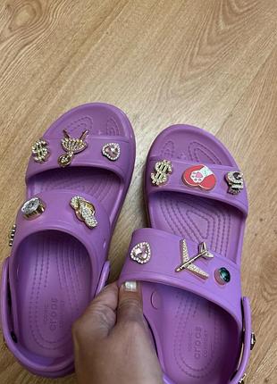 Яскраві crocs з прикрасами 3