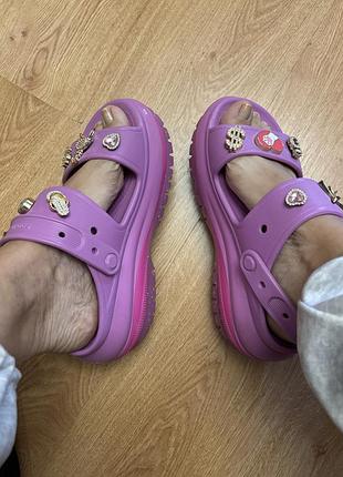 Яскраві crocs з прикрасами 4