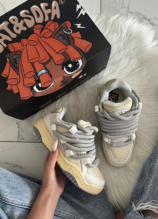 Cat&sofa beige white rope laces