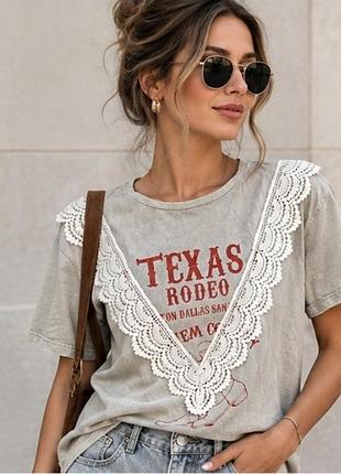 Стильная хлопковая серо-бежевая футболка с принтом "texas rodeo" бренда zara.