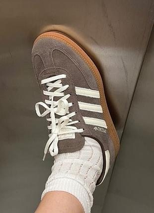 Жіночі замшеві кеди adidas handball spezial у кольорі earth strata розмір 37/36 (коричневий із білими смужками та гумовою підошвою)