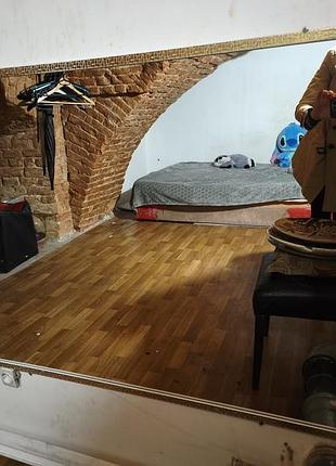 Дзеркало в золотій рамі