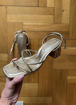 Золотисті босоніжки stradivarius 38