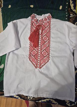 Вишиванка для хлопчика 👕🇺🇦
гарна біло-червона вишиванка для хлопчика, з вишитим орнаментом на грудях та комірці.