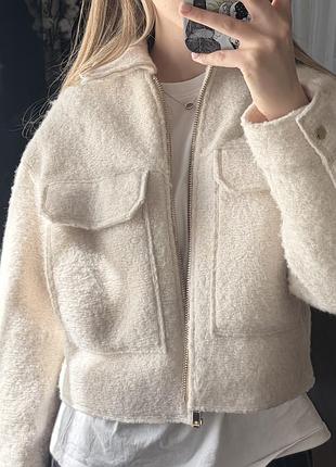 Бомбер zara з невеличким дефектом