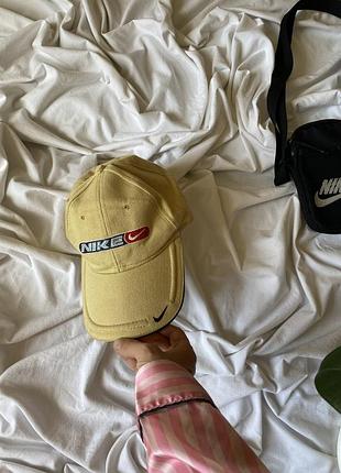 Винтажная бейсболка nike с объемным логотипом и вышитым мини-свушем на козырьке one size