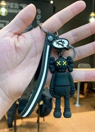 Брелок кавс kaws
