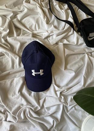 Темно-синяя бейсболка under armour ua blitzing с крупным объемным логотипом бренда l/xl