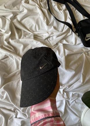 Кепка — nike dri-fit adv fly с характерным геометрическим узором и металлическим логотипом-свушем one size