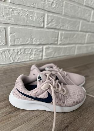 Кросівки 👟