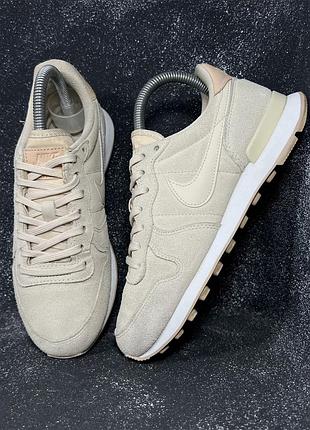 Жіночі бежеві замшеві кросівки nike internationalist