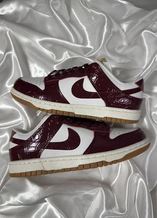 Nike sb dunk low burgundy croc