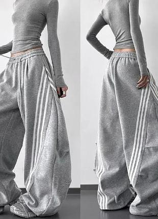 Спортивні жіночі штани oversize з низом на затяжках з двонитки з трійною смугою по боках 42-50
