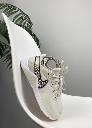 Оригінальні кросівки nike legend essential бежеві/леопардові 36.5 р. 23 см