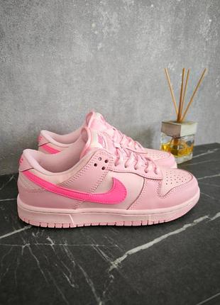 Nike dunk low triple pink