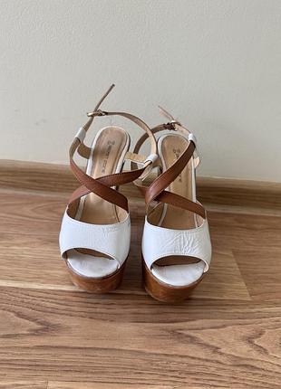 Шкіряні босоніжки ( лабутени) в дуже гарному стані