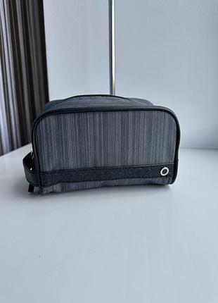 Бортова туалетна сумка bvlgari – emirates business class.   ця ексклюзивна дорожня сумка була однією з кількох варіацій з приватної колекції bvlgari