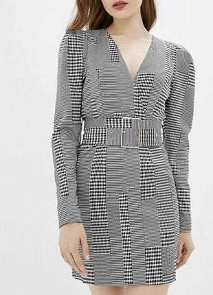 Неймовірна сукня в клітинку на запах з поясом з широкими плечами river island