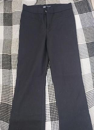 Женские черные брюки zara, тянутся на худи человека