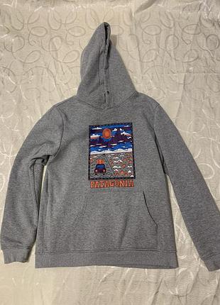 Сіре худі patagonia men's summit road uprisal hoody із принтом гори та автомобіля на грудях.