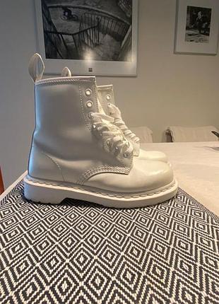 Классические белые ботинки dr. martens