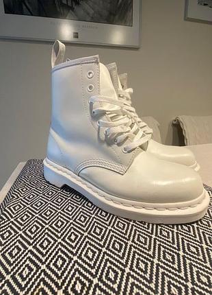 Классические белые ботинки dr. martens 2
