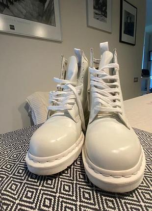Классические белые ботинки dr. martens 3