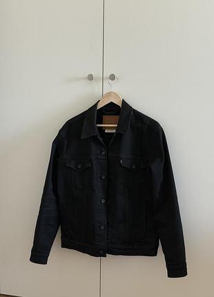 Чорна джинсова куртка levi’s